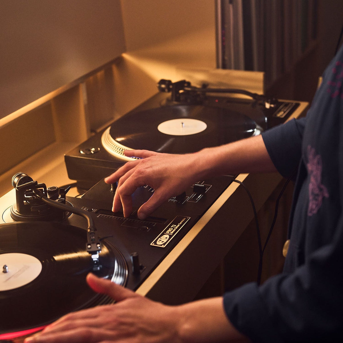 Vestlyd PRO T2 DJ-Plattenspieler Schwarz Lifestyle im DJ-Einsatz