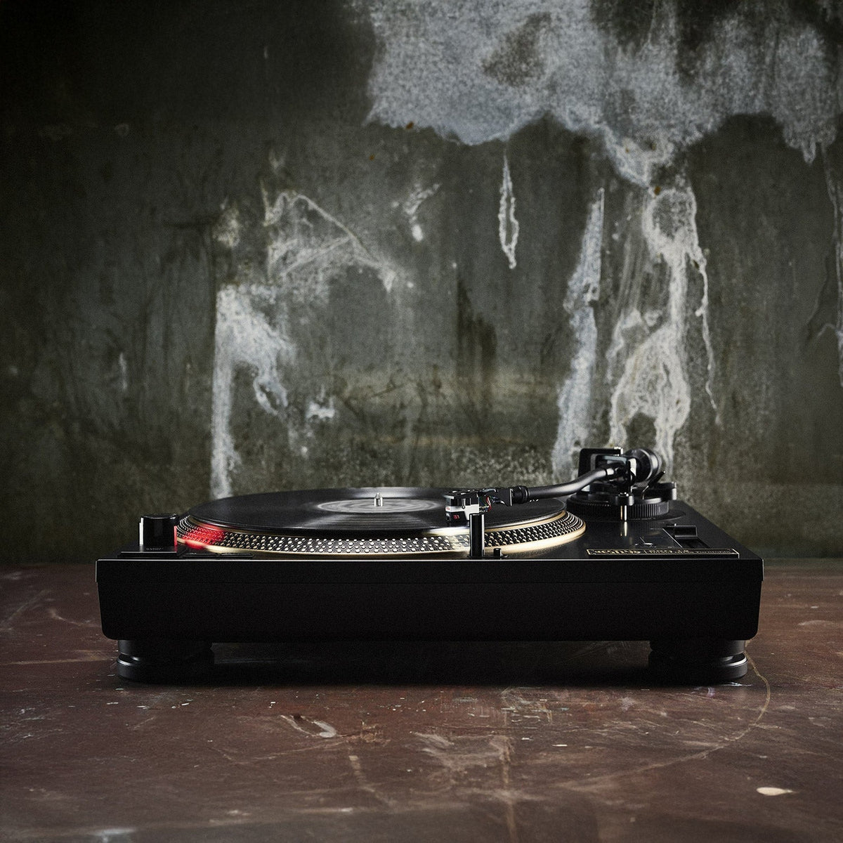 Vestlyd PRO T2 DJ-Plattenspieler Schwarz Lifestyle vor dunkler Wand