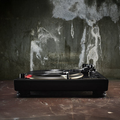Vestlyd PRO T2 DJ-Plattenspieler Schwarz Lifestyle vor dunkler Wand