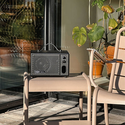 Vestlyd Stage A4 Bluetooth-Lautsprecher Schwarz Lifestyle auf der Terrasse