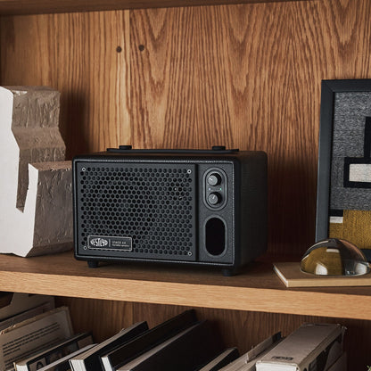 Vestlyd Stage A4 Bluetooth-Lautsprecher Schwarz Lifestyle im Holzregal