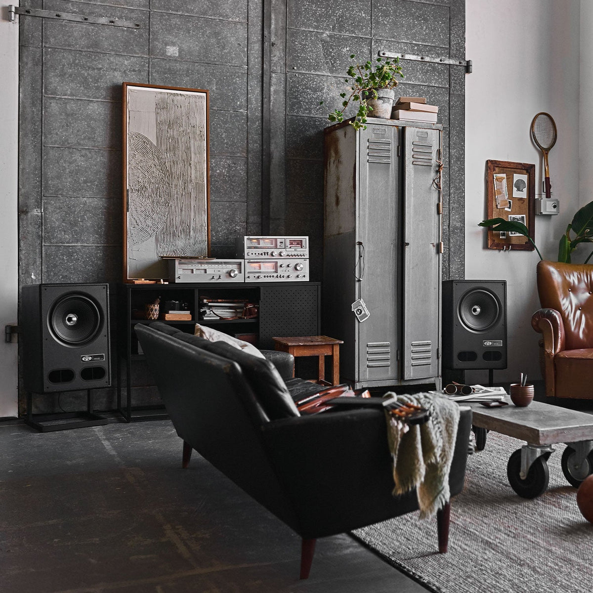 Vestlyd V12C Koax-Standlautsprecher Schwarz Lifestyle im Loft neben Ledersofa