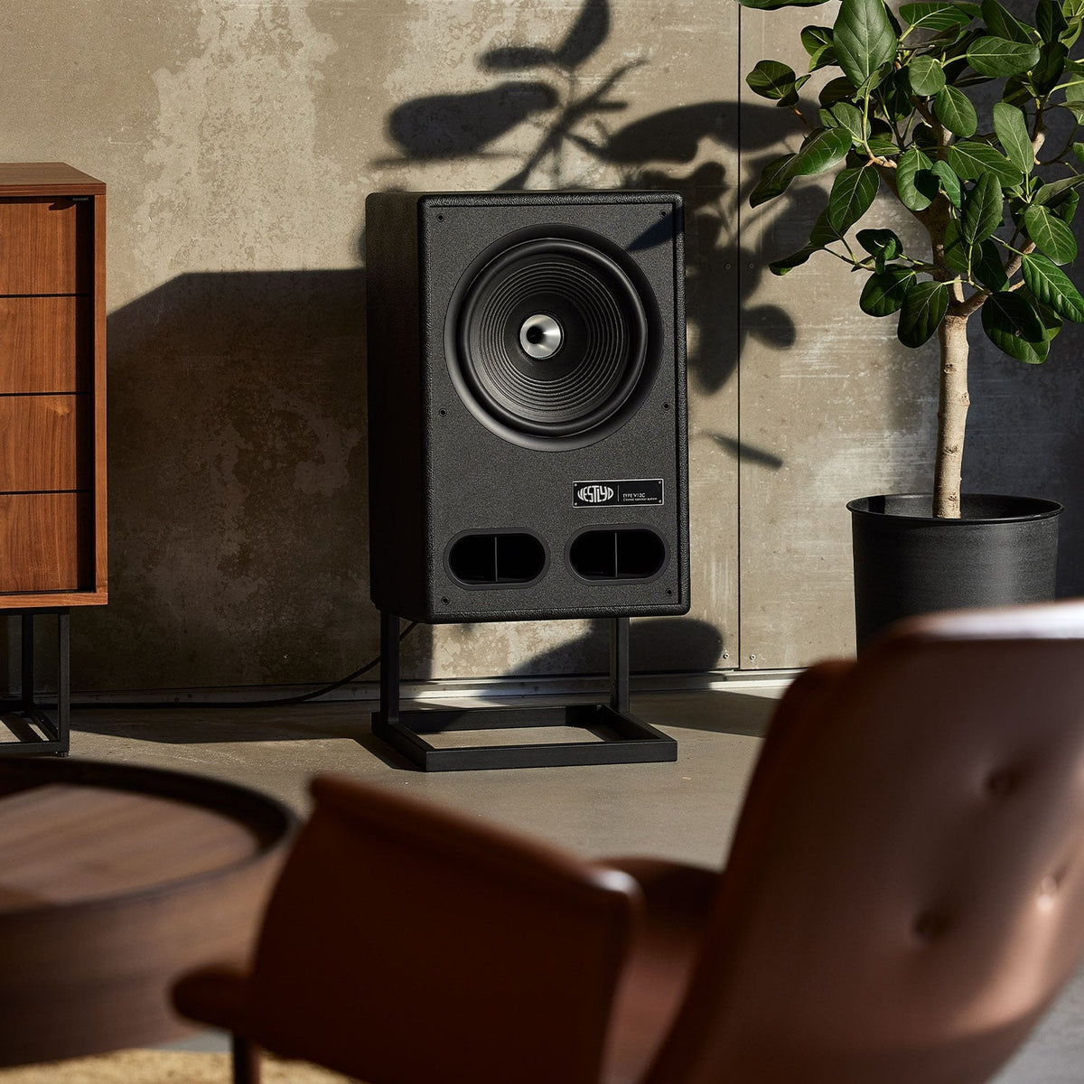 Vestlyd V12C Stand Bodenständer Schwarz Lifestyle mit V12C Lautsprecher im Wohnzimmer