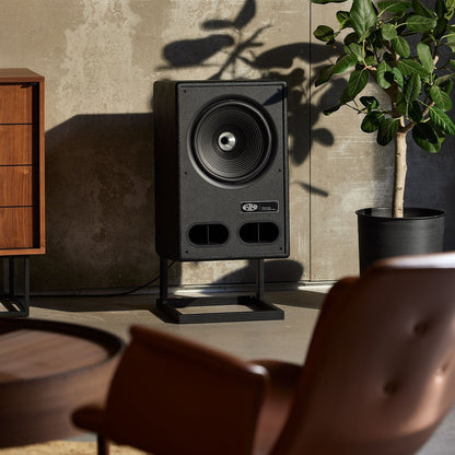 Vestlyd V12C Stand Bodenständer Schwarz Lifestyle mit V12C Lautsprecher im Wohnzimmer