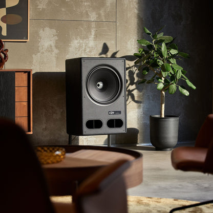 Vestlyd V15C Stand Bodenständer Schwarz Lifestyle mit V15C Lautsprecher im Wohnzimmer