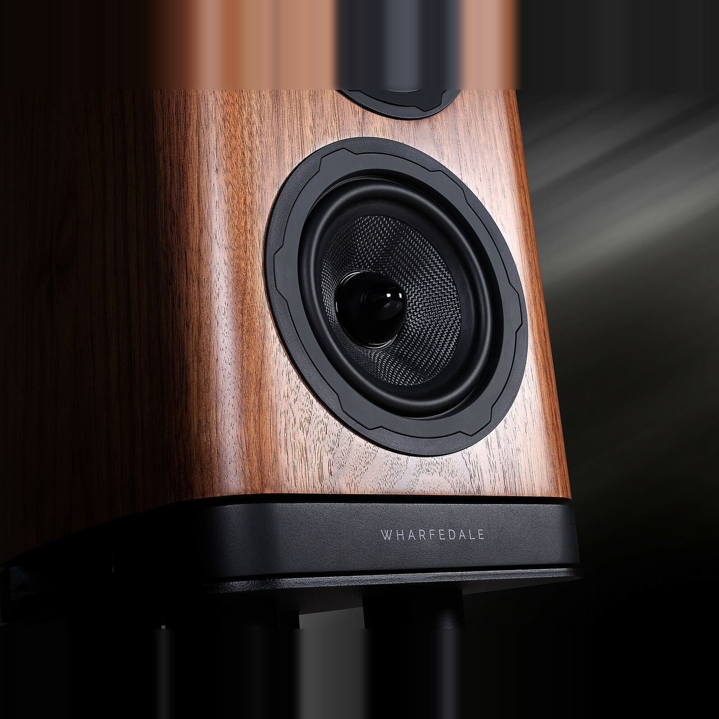 Wharfedale EVO 5.1 Regallautsprecher Nussbaum Detailansicht Tiefmitteltöner und Gehäusefurnier