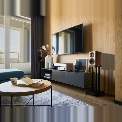 Wharfedale EVO 5.1 Regallautsprecher Nussbaum Lifestyle im Wohnraum an der Holzwand