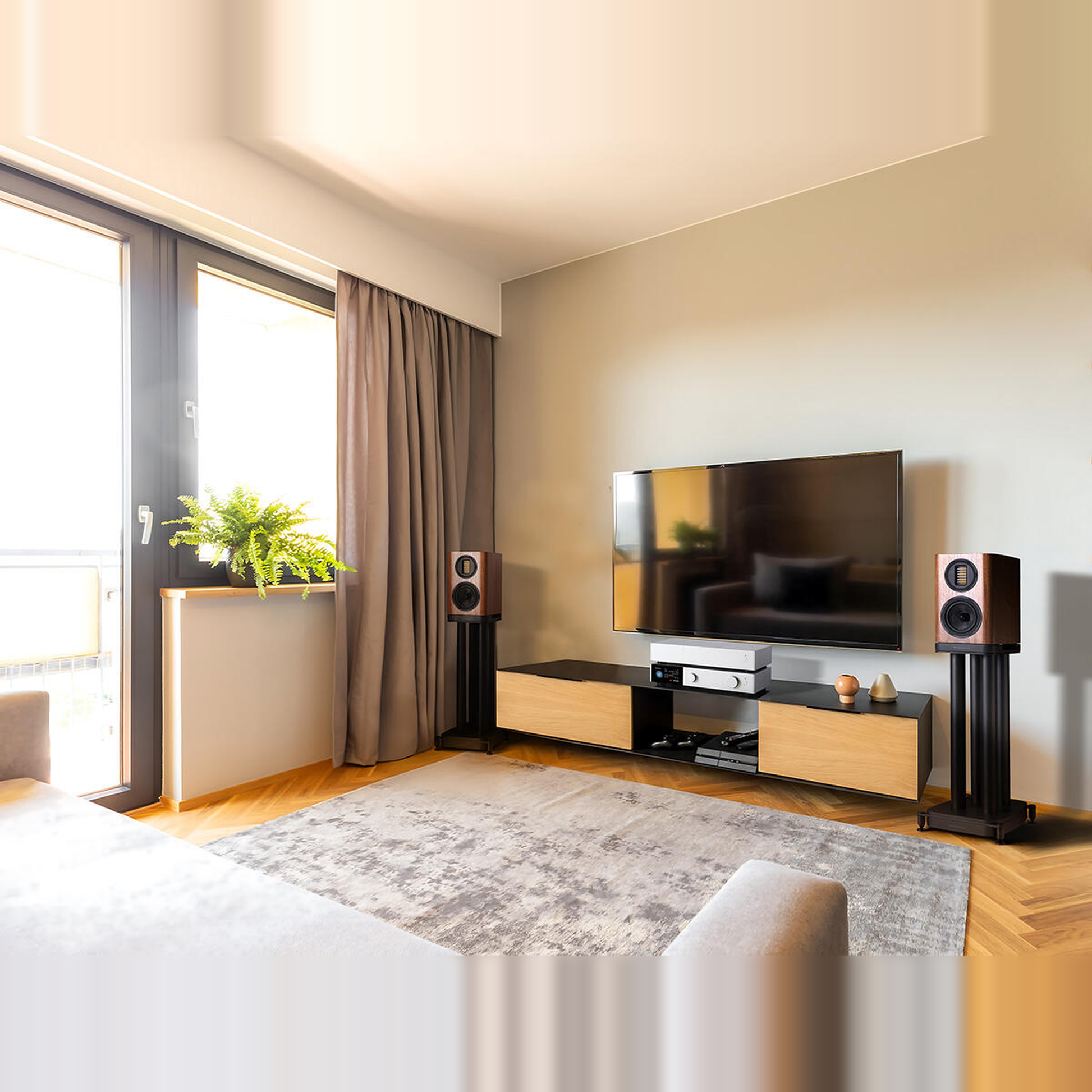 Wharfedale EVO 5.1 Regallautsprecher Nussbaum Lifestyle im Wohnraum mit Fernseher und Lowboard