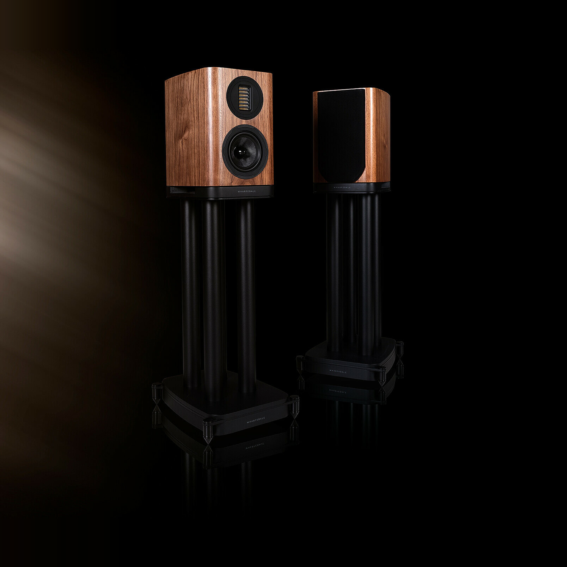Wharfedale EVO 5.1 Stand Lautsprecher-Ständer Schwarz Lifestyle mit aufgesetzten Regallautsprechern vor dunklem Hintergrund