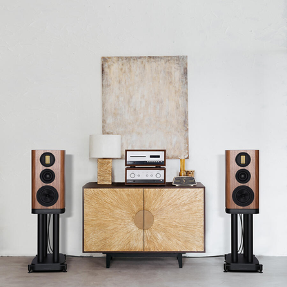 Wharfedale EVO 5.2 Regallautsprecher Nussbaum Lifestyle im Wohnraum auf Ständern neben Sideboard