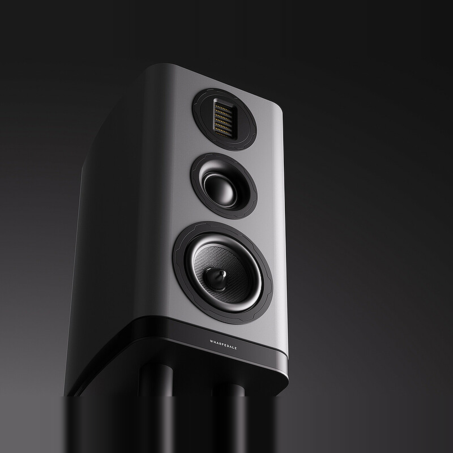 Wharfedale EVO 5.2 Regallautsprecher Schwarz matt Detailansicht Treiber vor dunklem Hintergrund