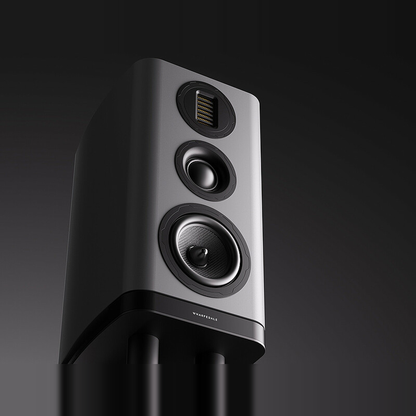 Wharfedale EVO 5.2 Regallautsprecher Schwarz matt Detailansicht Treiber vor dunklem Hintergrund