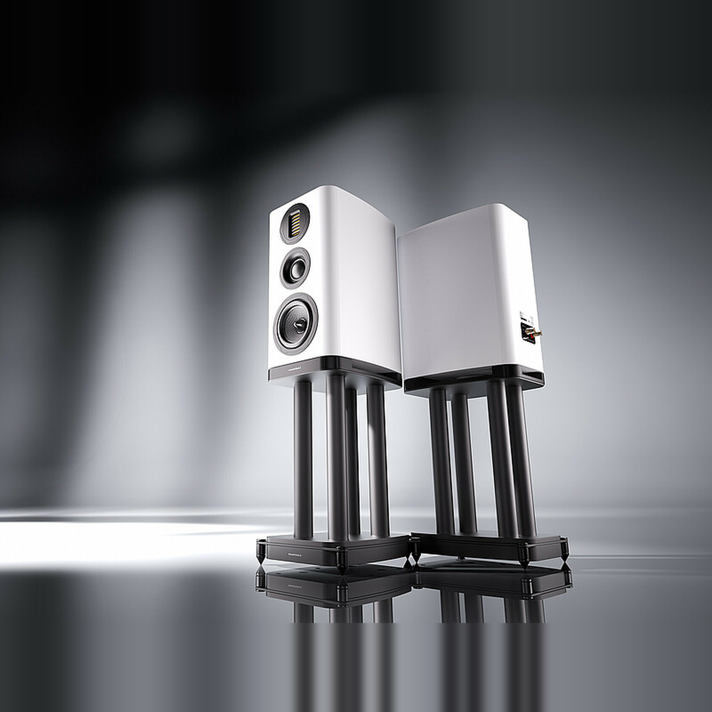 Wharfedale EVO 5.2 Regallautsprecher Weiss matt Lifestyle Stereopaar auf Lautsprecher-Ständern vor dunklem Hintergrund