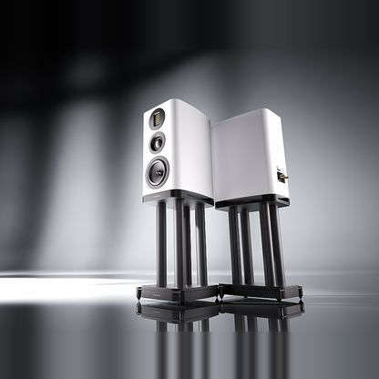 Wharfedale EVO 5.2 Regallautsprecher Weiss matt Lifestyle Stereopaar auf Lautsprecher-Ständern vor dunklem Hintergrund