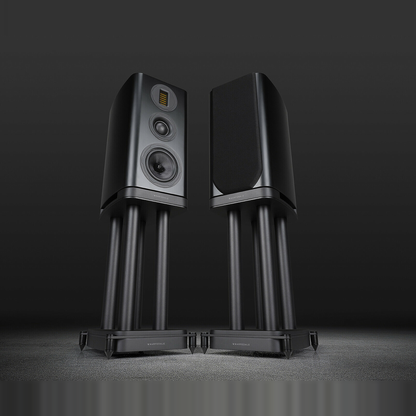 Wharfedale EVO 5.2 Stand Lautsprecher-Ständer Schwarz Lifestyle mit aufgesetzten Regallautsprechern vor dunklem Hintergrund
