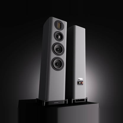 Wharfedale EVO 5.3 Standlautsprecher Lunar Grey matt Stereopaar vor dunklem Hintergrund