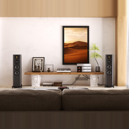 Wharfedale EVO 5.3 Standlautsprecher Schwarz matt Lifestyle im Wohnraum an der Wohnwand