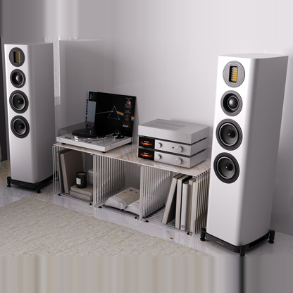 Wharfedale EVO 5.3 Standlautsprecher Weiss matt Lifestyle im Wohnraum mit Hi-Fi-Anlage