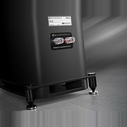 Wharfedale EVO 5.4 Standlautsprecher Anschlussfeld mit Lautsprecherterminals, Typenschild und Spikes
