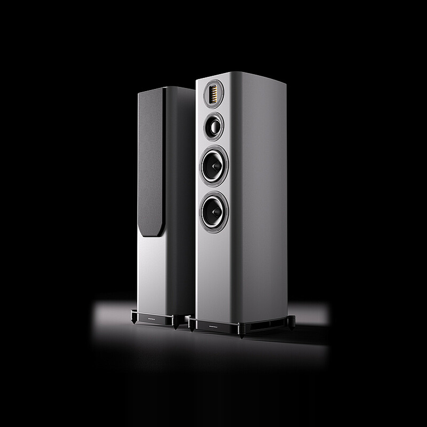 Wharfedale EVO 5.4 Standlautsprecher Lunar Grey matt Stereopaar vor dunklem Hintergrund