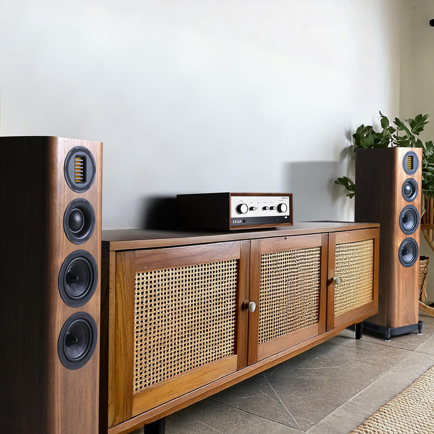 Wharfedale EVO 5.4 Standlautsprecher Nussbaum Lifestyle im Wohnraum neben Sideboard