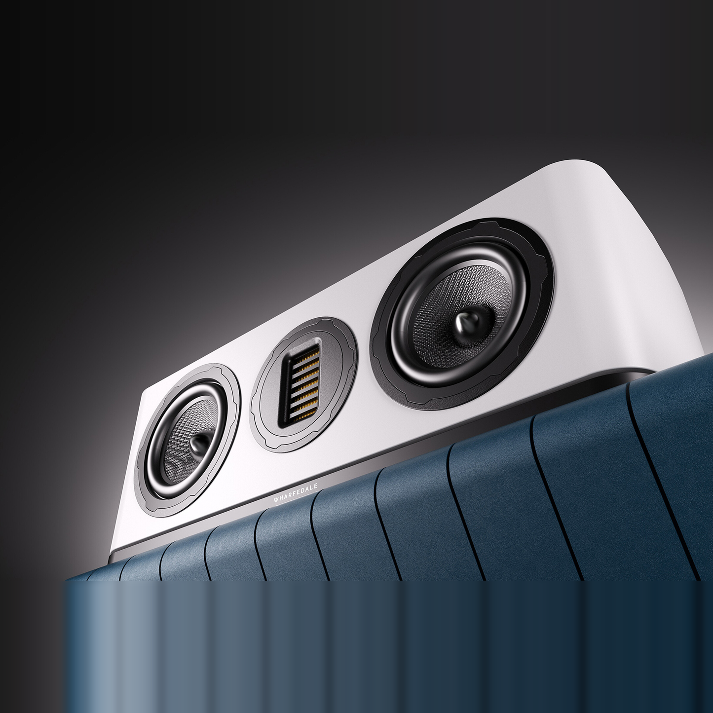 Wharfedale EVO 5.C Center-Lautsprecher Weiss matt Detailansicht Treiber vor dunklem Hintergrund