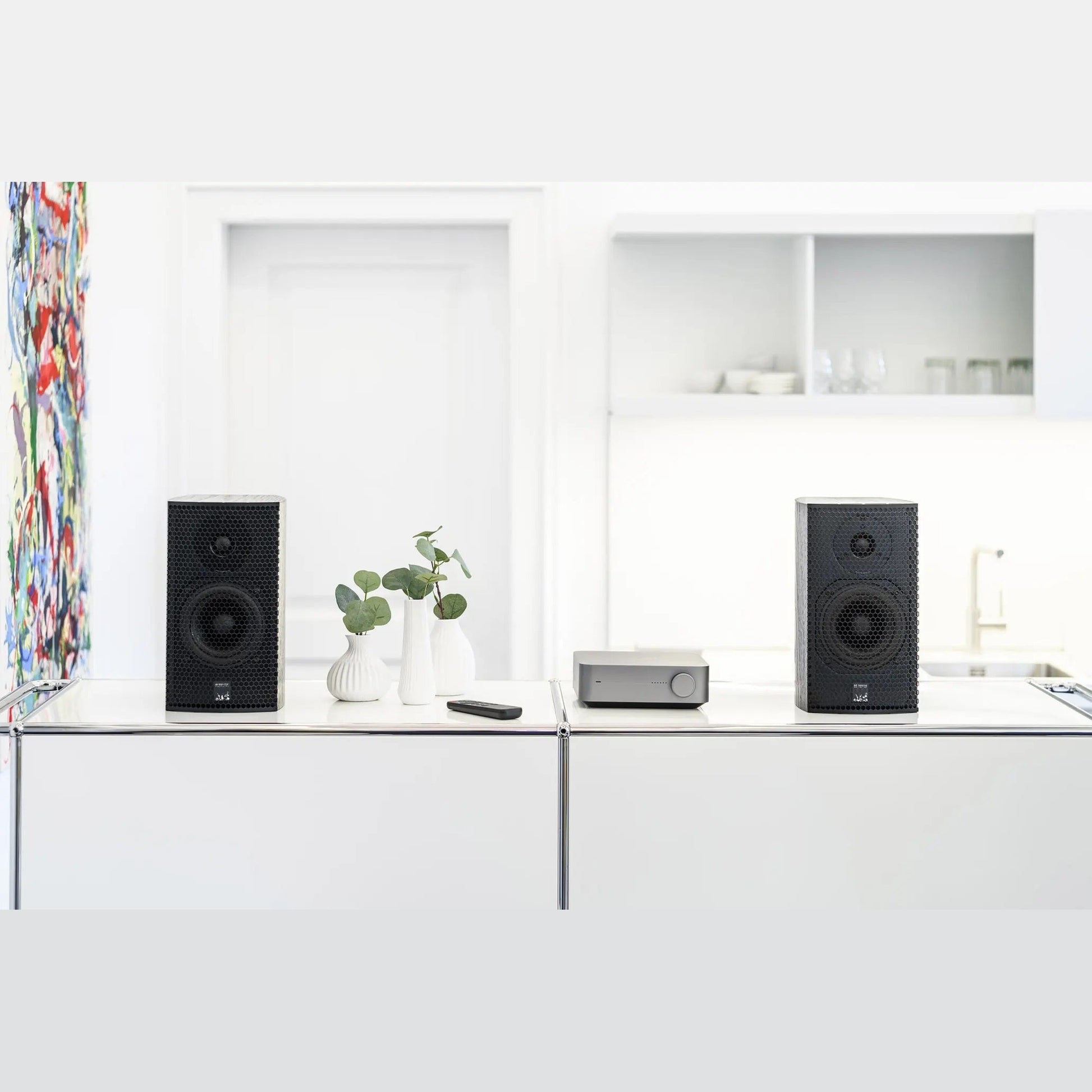 WiiM Amp Streaming-Verstärker Silber Lifestyle im hellen Wohnraum mit Kompaktlautsprechern