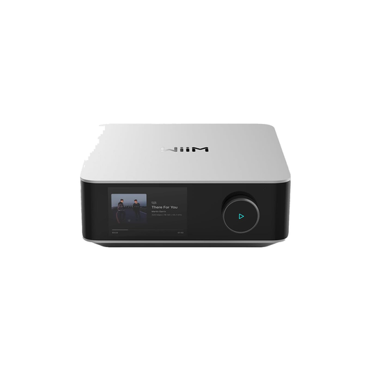 WiiM Amp Ultra Streaming-Verstärker Silber Frontansicht mit Farb-Touchscreen und Drehregler