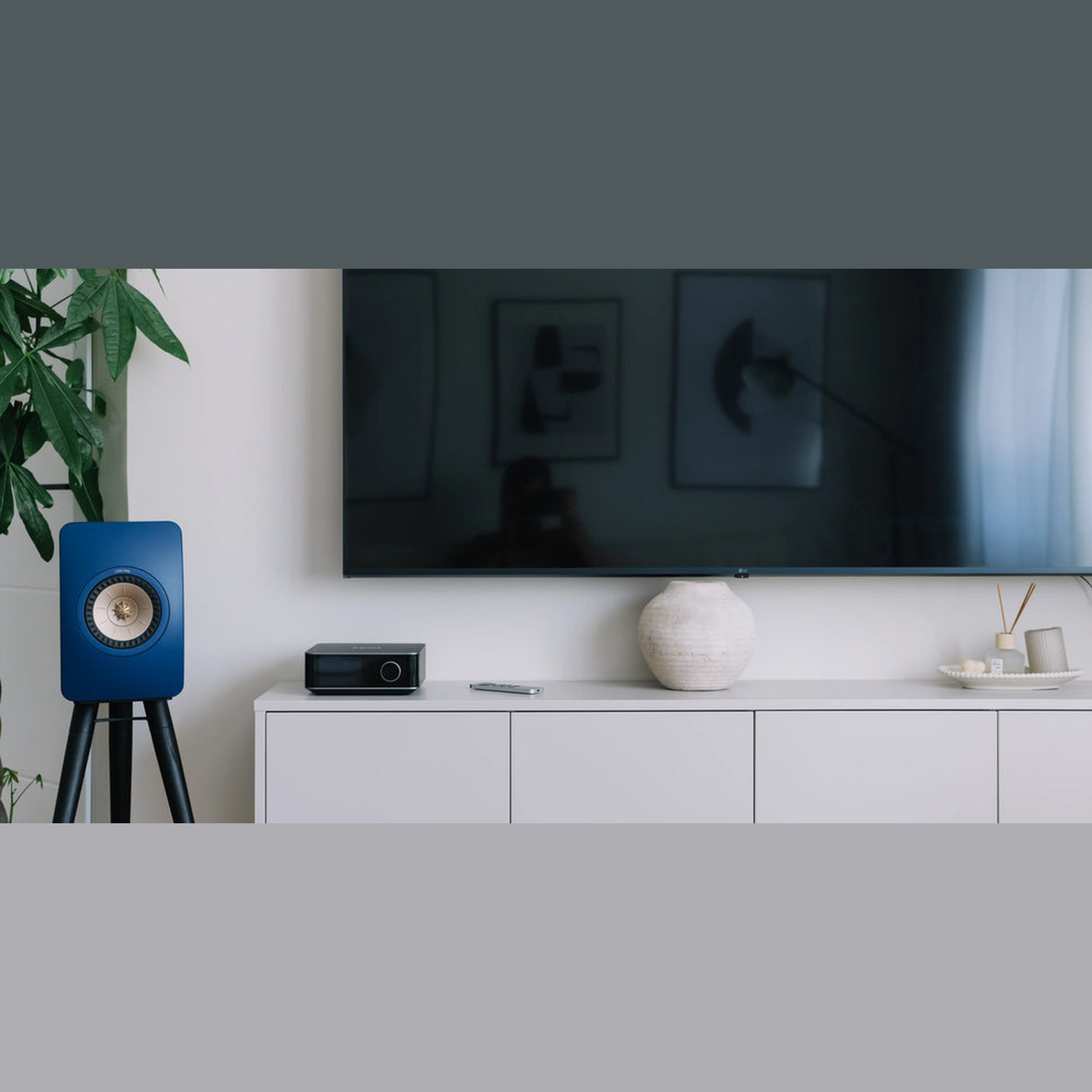WiiM Amp Ultra Streaming-Verstärker Silber Lifestyle 2 im Wohnzimmer unter dem Fernseher