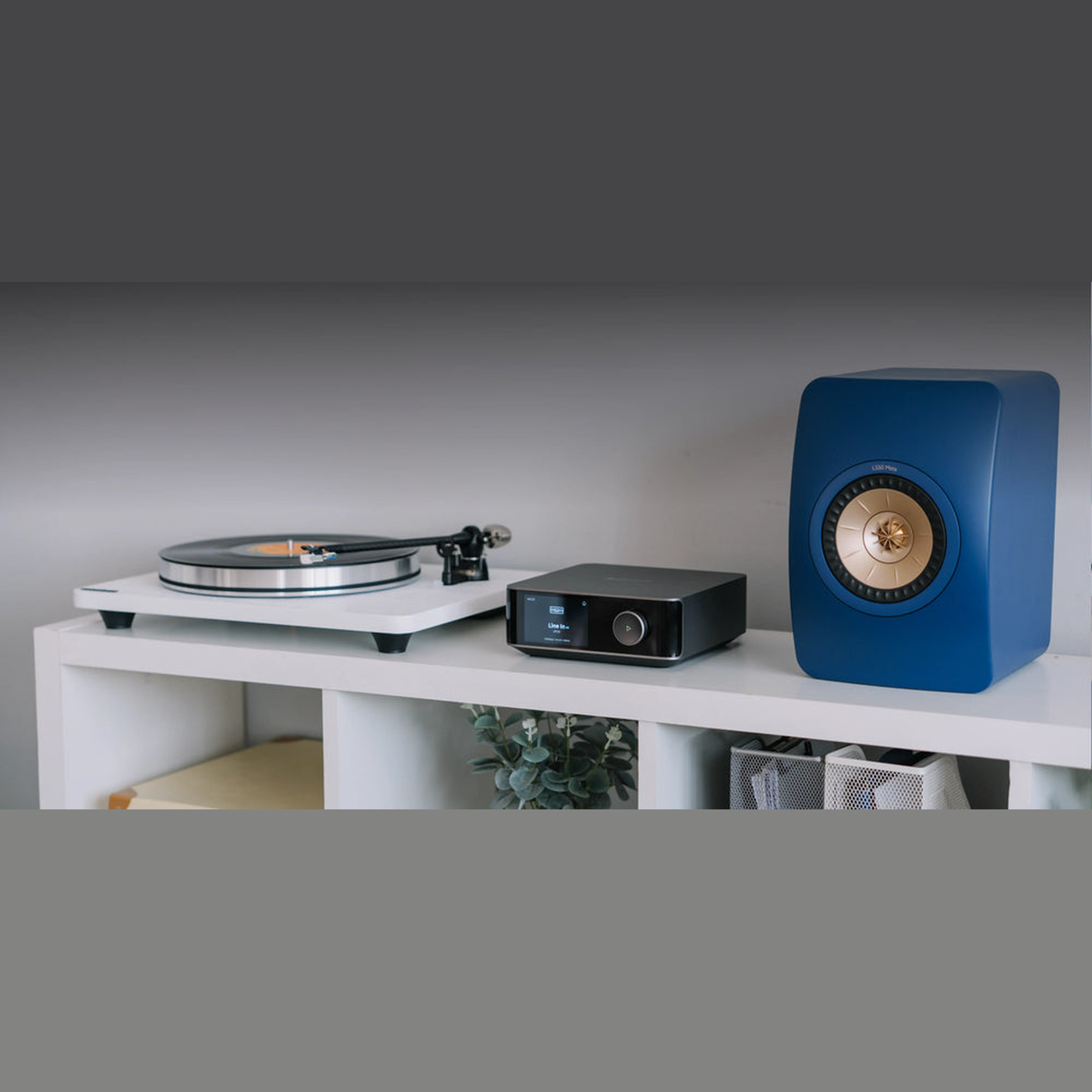 WiiM Amp Ultra Streaming-Verstärker Silber Lifestyle mit Plattenspieler und Kompaktlautsprecher