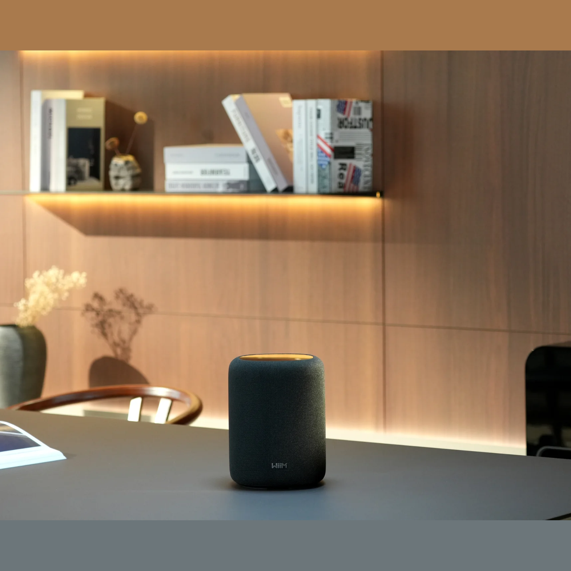 WiiM Sound Lite Twin-Pack Stereoset Schwarz Lifestyle 2 auf dem Schreibtisch mit indirektem Licht