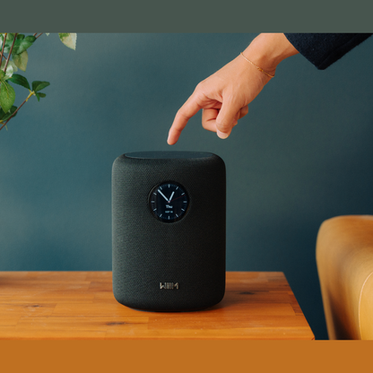 WiiM Sound Streaming-Lautsprecher Schwarz Lifestyle auf dem Tisch, Bedienung über das Touch-Display