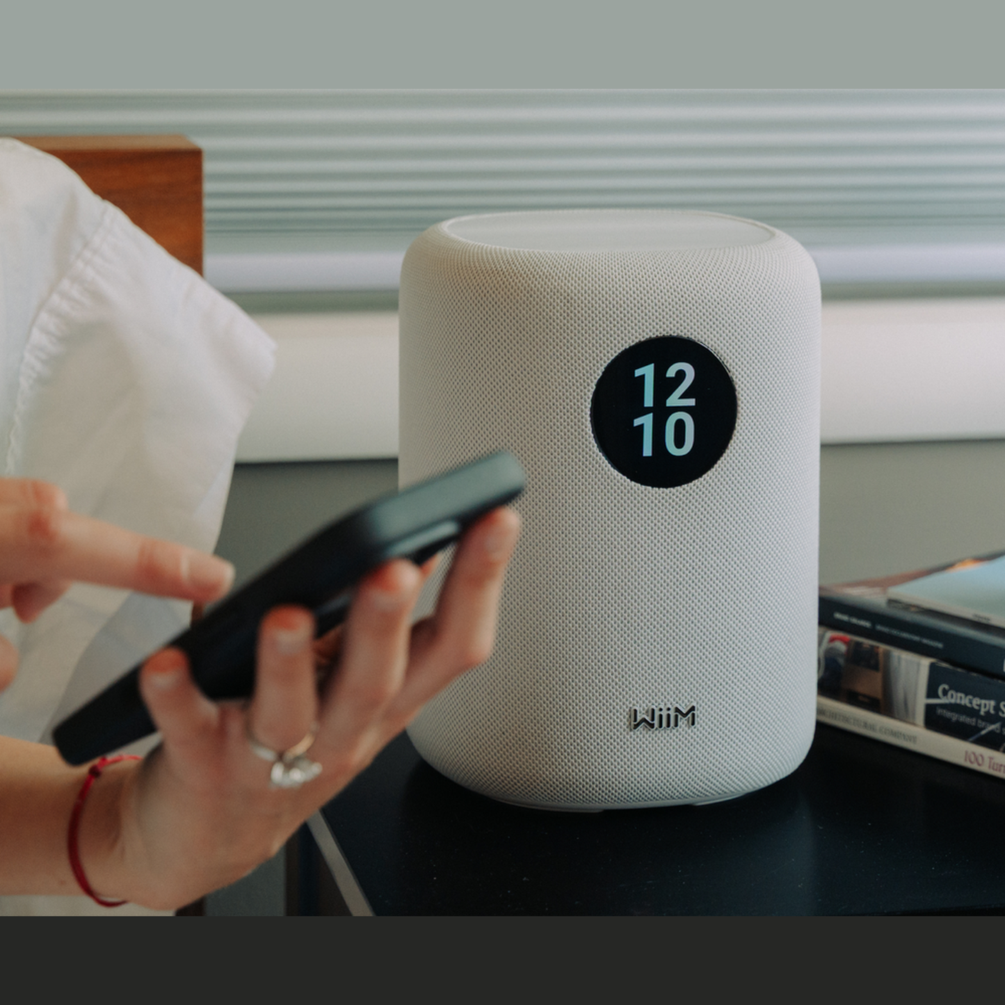 WiiM Sound Streaming-Lautsprecher Weiss Lifestyle auf der Küchenablage neben Blumenvase