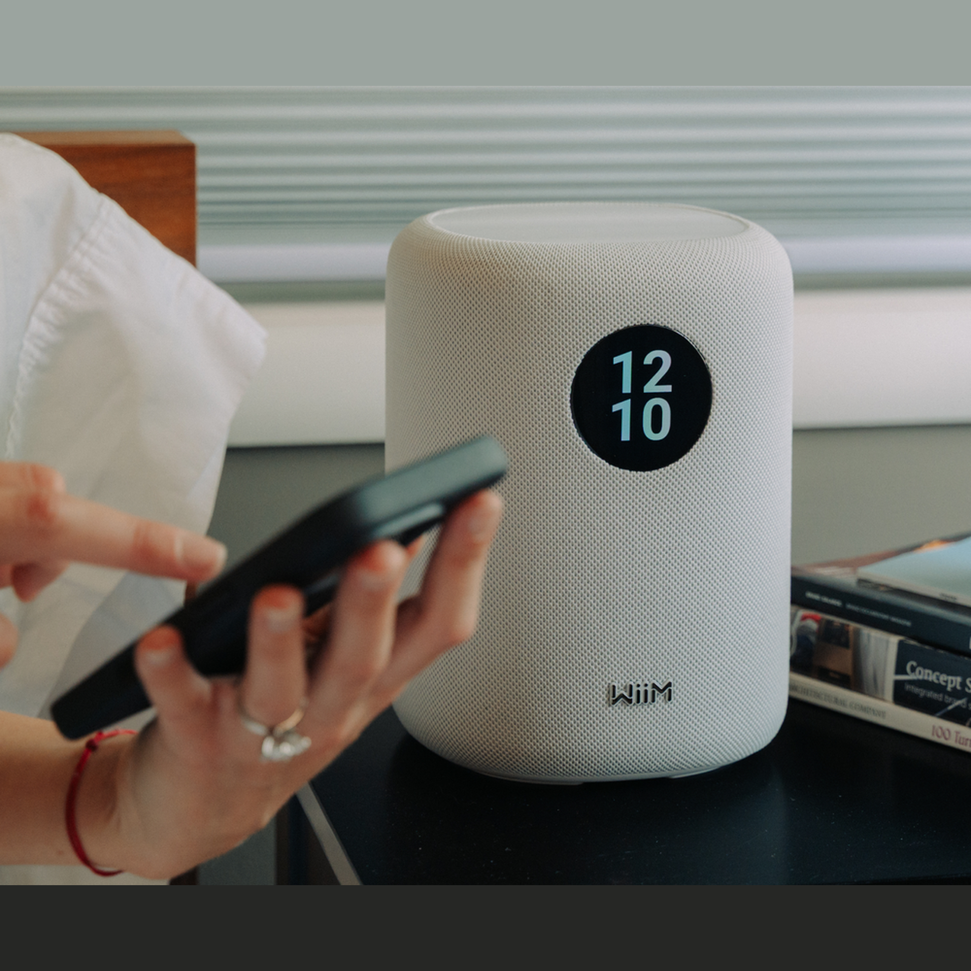WiiM Sound Streaming-Lautsprecher Weiss Lifestyle auf der Küchenablage neben Blumenvase