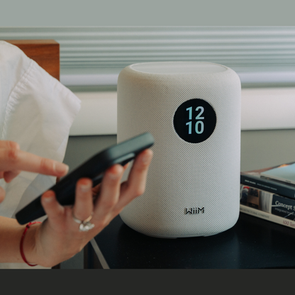 WiiM Sound Streaming-Lautsprecher Weiss Lifestyle auf der Küchenablage neben Blumenvase