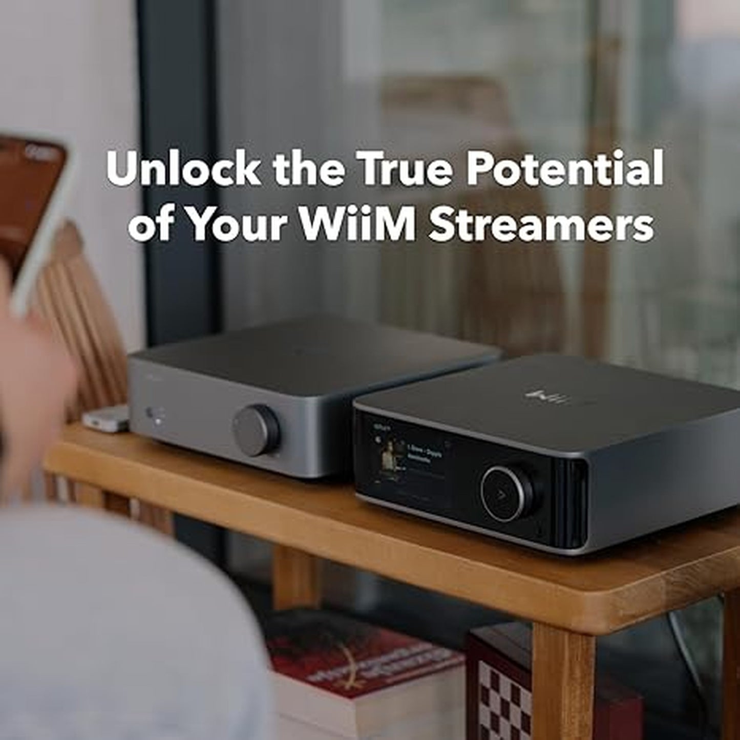 WiiM VibeLink Amp Vollverstärker Space Gray Lifestyle 2 mit WiiM Streamer auf dem Beistelltisch
