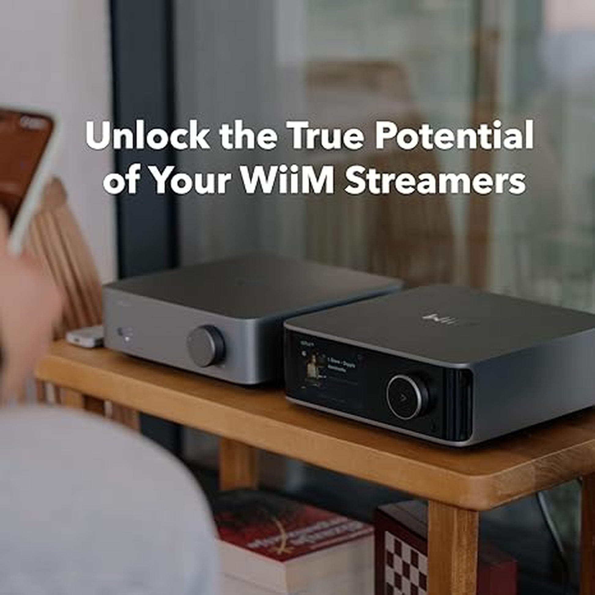 WiiM VibeLink Amp Vollverstärker Space Gray Lifestyle 2 mit WiiM Streamer auf dem Beistelltisch