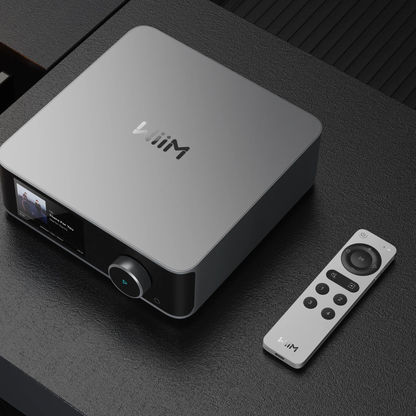 WiiM Voice Remote 2 Sprachfernbedienung Lifestyle neben dem WiiM Ultra auf dem Sideboard