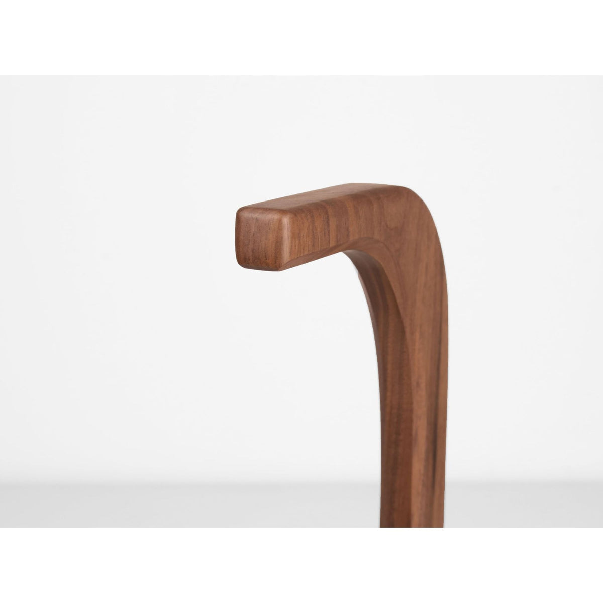 Woodbang Headbang Kopfhörerständer Nussbaum 25cm Schrägansicht