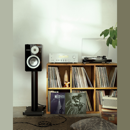 Yamaha A-S1200 High-End-Vollverstärker Silber Lifestyle im Wohnraum mit Plattenspieler und Regallautsprecher