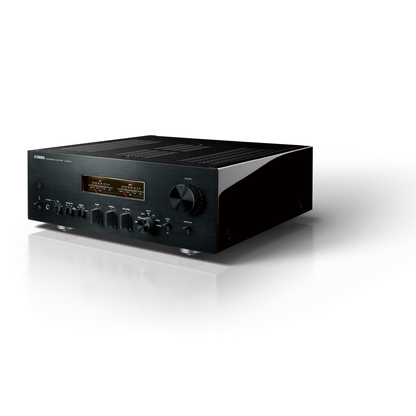 Yamaha A-S2200 High-End-Vollverstärker Schwarz Schrägansicht mit Klavierlack-Seitenteilen