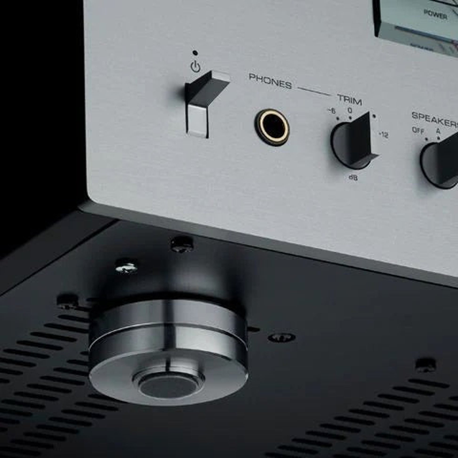 Yamaha A-S3200 High-End-Vollverstärker Detailansicht versilberte Messingfüsse