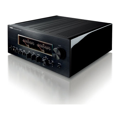 Yamaha A-S3200 High-End-Vollverstärker Schwarz Schrägansicht mit Klavierlack-Seitenteilen