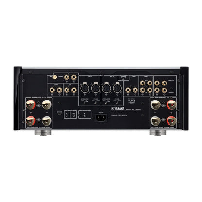 Yamaha A-S3200 High-End-Vollverstärker Silber Rückansicht mit XLR- und Cinch-Eingängen sowie Boxenklemmen