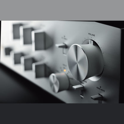 Yamaha C-5000 High-End-Vorverstärker Silber Detailansicht Lautstärkeregler und Kippschalter der Frontplatte