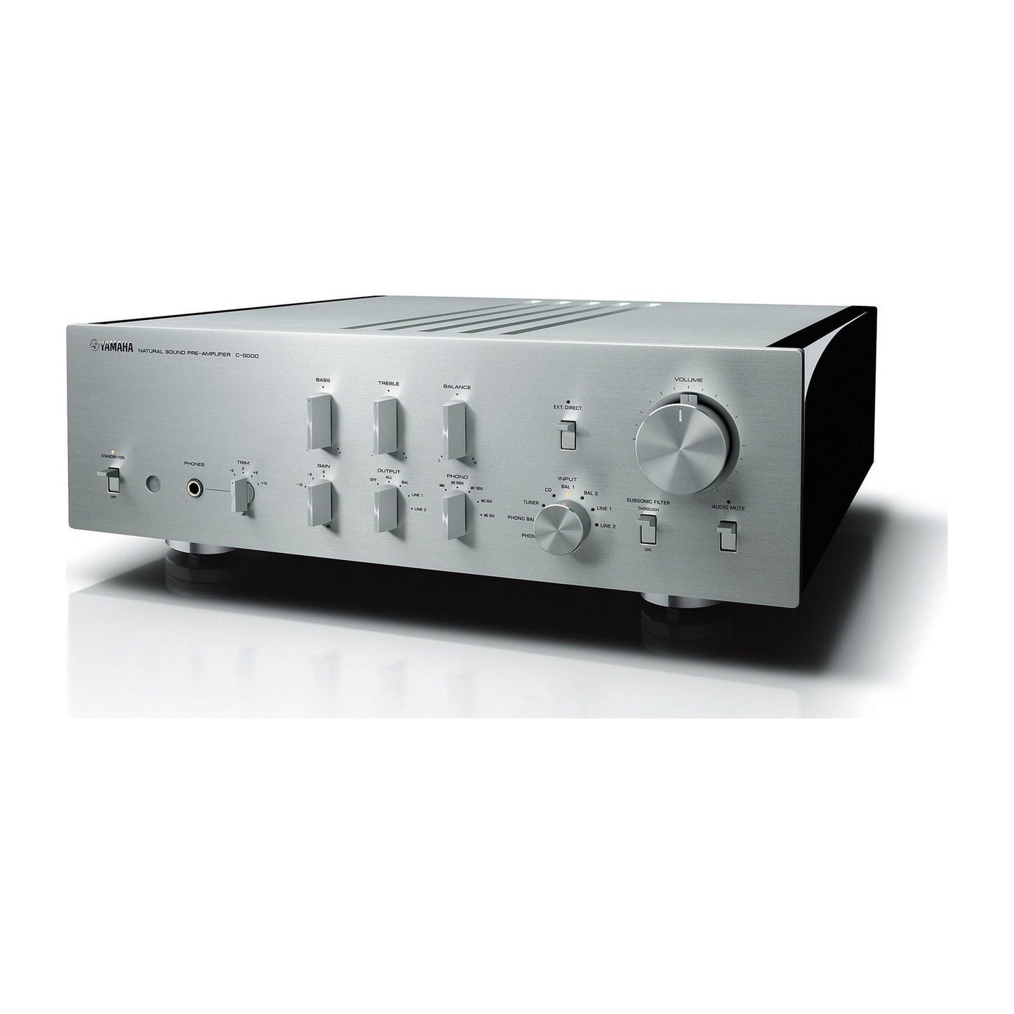 Yamaha C-5000 High-End-Vorverstärker Silber Schrägansicht mit gebürsteter Aluminium-Front