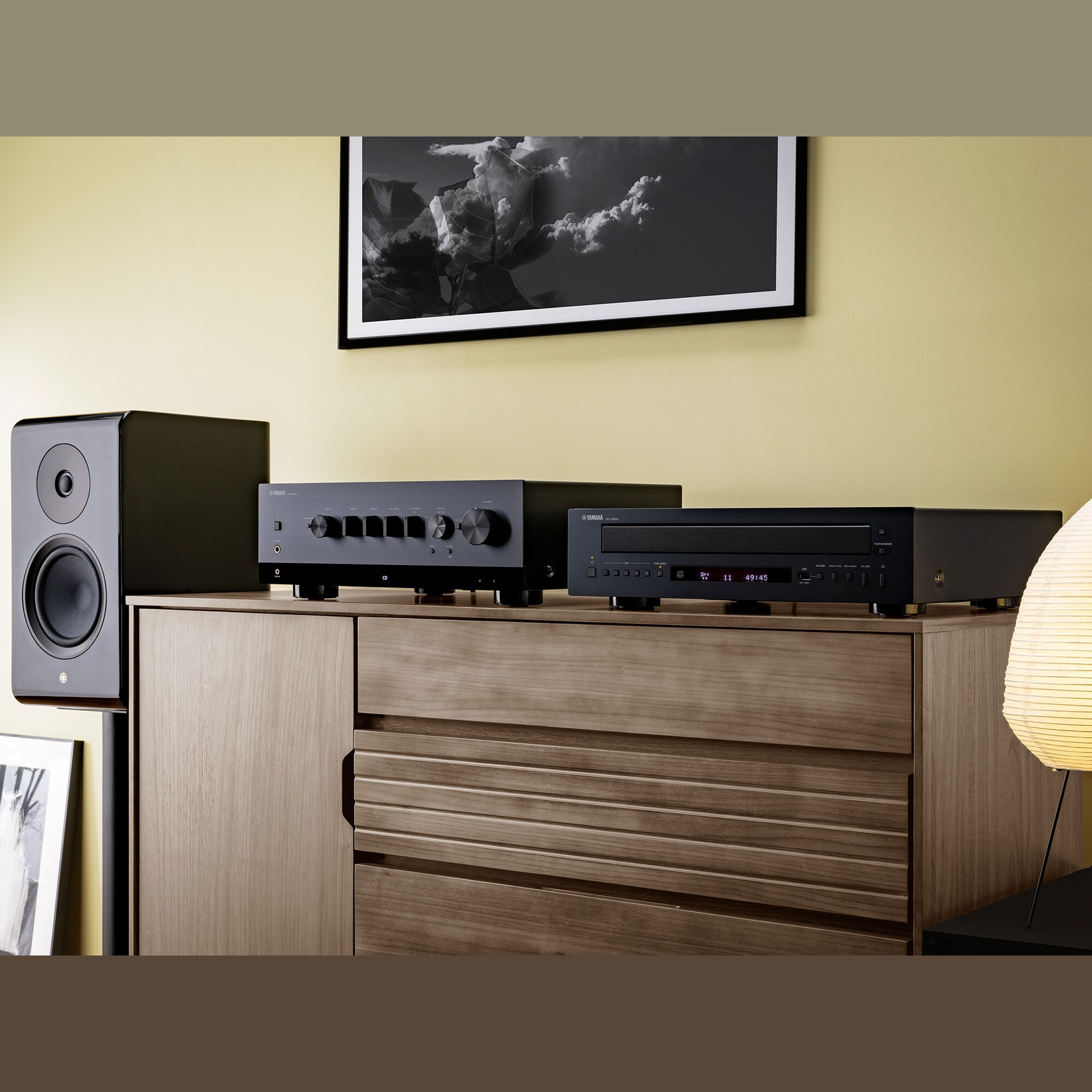 Yamaha CD-C603 CD-Wechsler Schwarz Lifestyle mit Regallautsprecher und Verstärker im Wohnraum