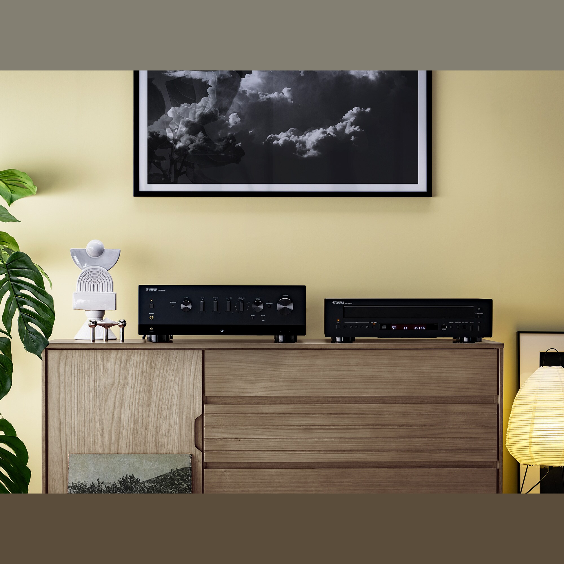 Yamaha CD-C603 CD-Wechsler Schwarz Lifestyle im Wohnraum auf einem Sideboard