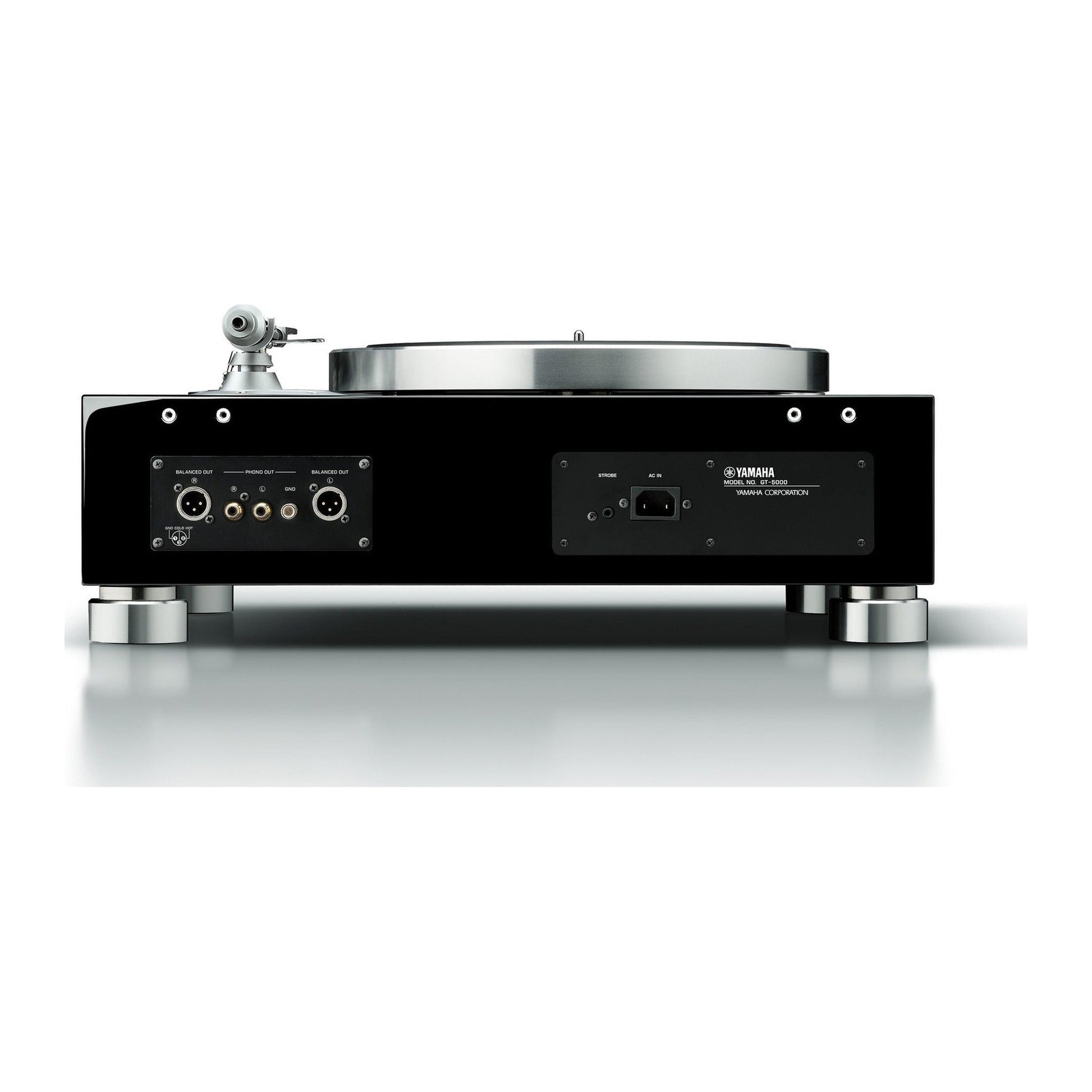 Yamaha GT-5000 High-End-Plattenspieler Rückansicht mit symmetrischen XLR-Ausgängen und Cinch-Anschlüssen