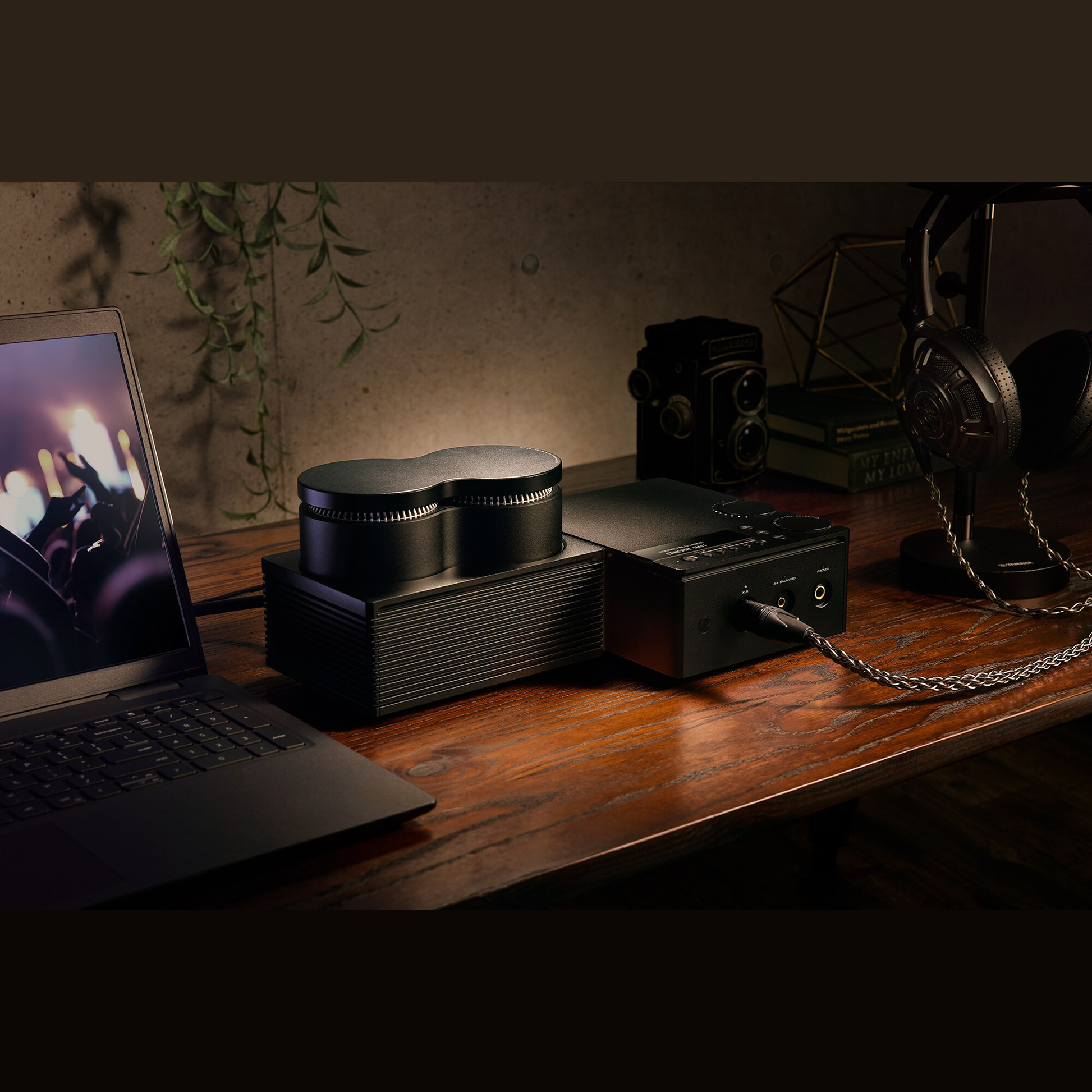 Yamaha HA-L7A Kopfhörerverstärker Lifestyle auf Holztisch neben Notebook und Kopfhörer der YH-Serie